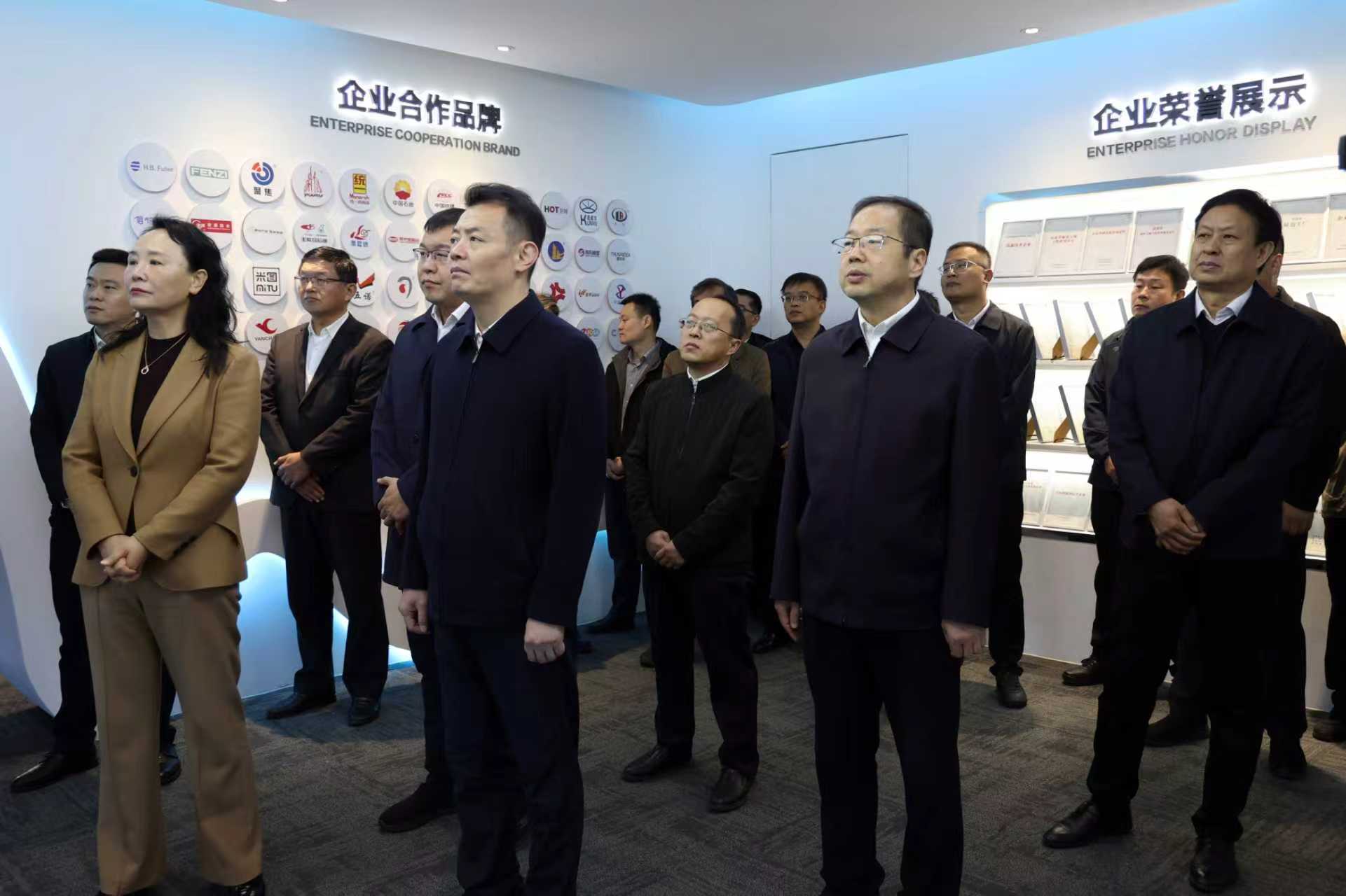 2025年10月28日縣委副書(shū)記、縣長(cháng)張小帆，縣政協(xié)主席劉忠亮等到公司調研人才隊伍建設相關(guān)情況